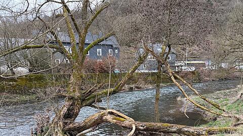 Das Kind war im Wasser der Sieg treibend aufgefunden worden - nun ist es gestorben. (Archivbild)