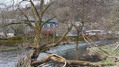 Das Kind war im Wasser der Sieg treibend aufgefunden worden - nun ist es gestorben. (Archivbild)