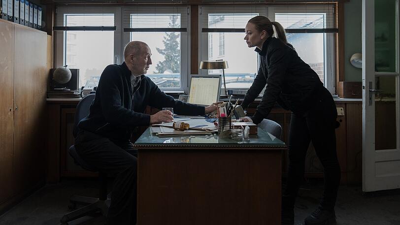 Sarah Kohr (Lisa Maria Potthoff) befragt den Werft-Besitzer Jörg Naujoks (Peter Lohmeyer). Doch der will den gesuchten Mann nicht kennen. Sarah Kohr (Lisa Maria Potthoff) befragt den Werft-Besitzer Jörg Naujoks (Peter Lohmeyer). Doch der will den gesuchten Mann nicht kennen.