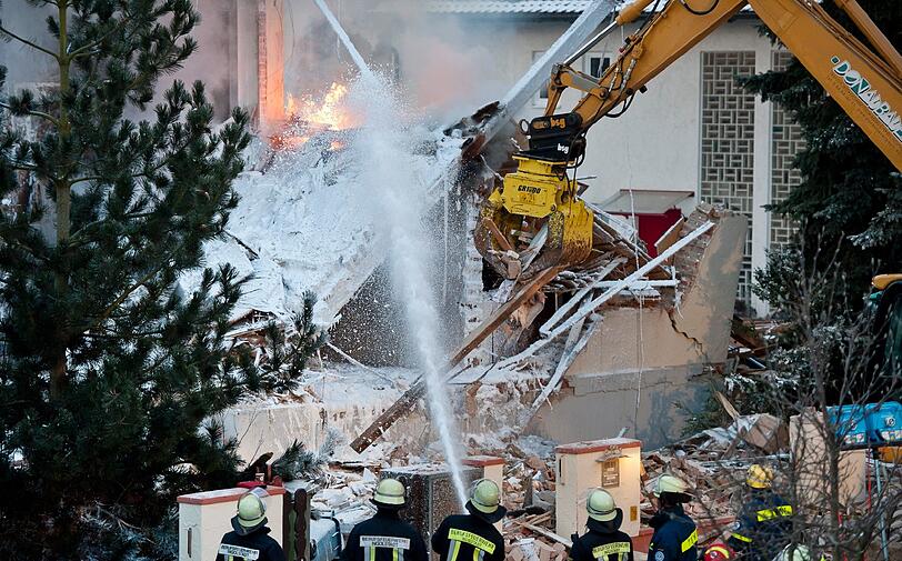 Das teilweise eingestürzte und ausgebrannte Einfamilienhaus in Ingolstadt.