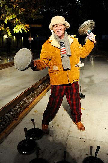 Wolfgang Fierek bei der 7. Angermaier Eisstock-WM in Tracht im Biergarten des Park Café München in München am 19.11.2013.