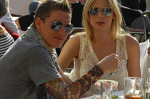 Schweini goes Rockstar: Bastian Schweinsteiger mit Tattoo-Arm-Stulpe und Freundin Sarah Brandner im Lässig-Look.