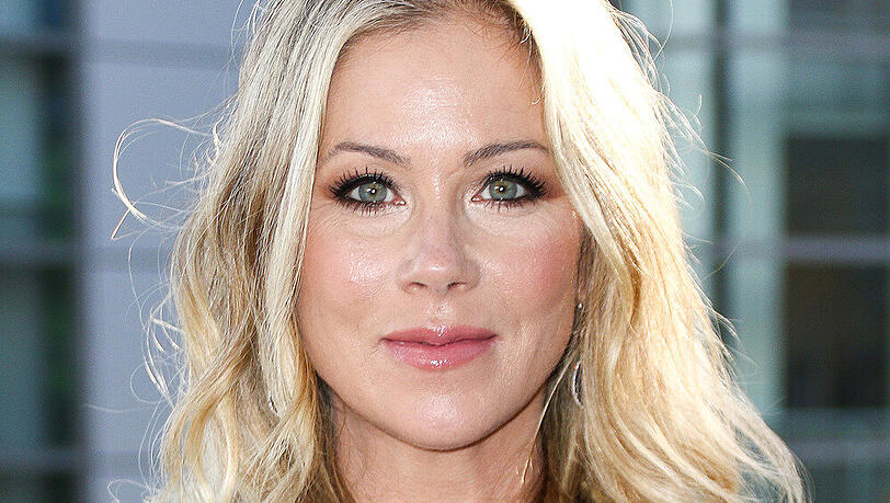 Christina Applegate bewundert den Oberkörper von Chris Hemsworth Christina Applegate bewundert den Oberkörper von Chris Hemsworth