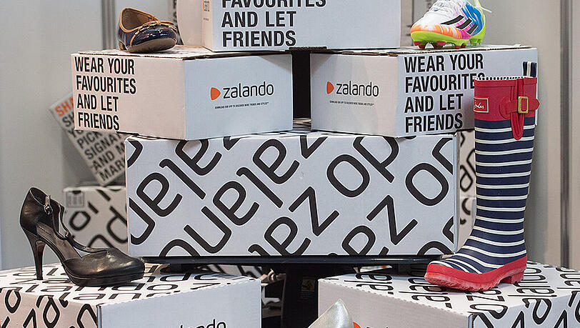 Der Internet-Versandhändler Zalando hat im ersten Quartal seinen Konzernumsatz kräftig gesteigert. Das bereinigte Betriebsergebnis (Ebit) wird hingegen zurückgehen. Foto: Sebastian Kahnert Der Internet-Versandhändler Zalando hat im ersten Quartal seinen Konzernumsatz kräftig gesteigert. Das bereinigte Betriebsergebnis (Ebit) wird hingegen zurückgehen. Foto: Sebastian Kahnert
