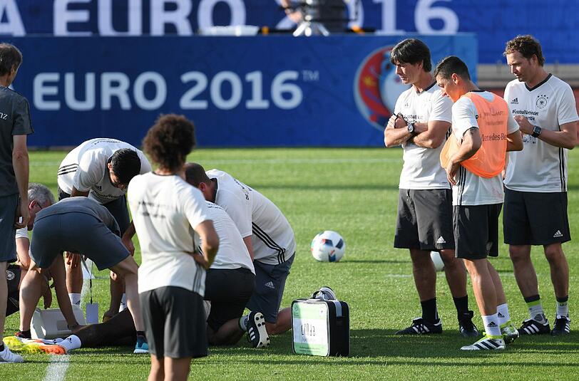 Verteidiger Antonio Rüdiger bleibt nach einem Zweikampf im Training liegen. Die Schock-Diagnose: Kreuzbandriss! Die Bilder.