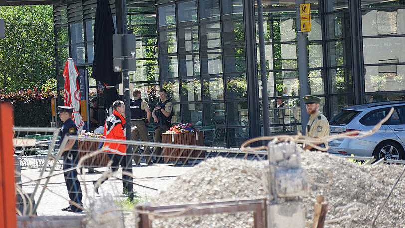 Der 37-jährige Täter wurde mittlerweile gefasst. Die Polizei hat das Gebiet um den S-Bahnhof großräumig abgesperrt.