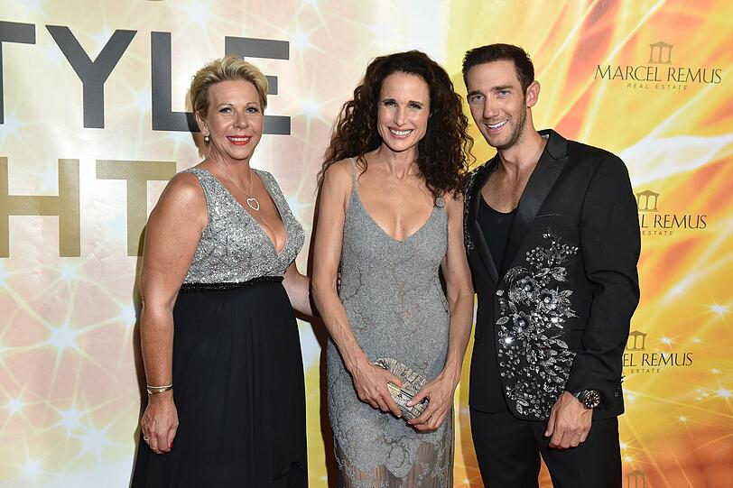 Marcel Remus (Luxusmakler und Gastgeber) mit Andie MacDowell und Mutter Silke Remus (li.)