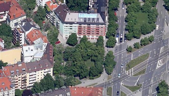 Zwischen den Bäumen: der Platz der Freiheit in Neuhausen. Zwischen den Bäumen: der Platz der Freiheit in Neuhausen.