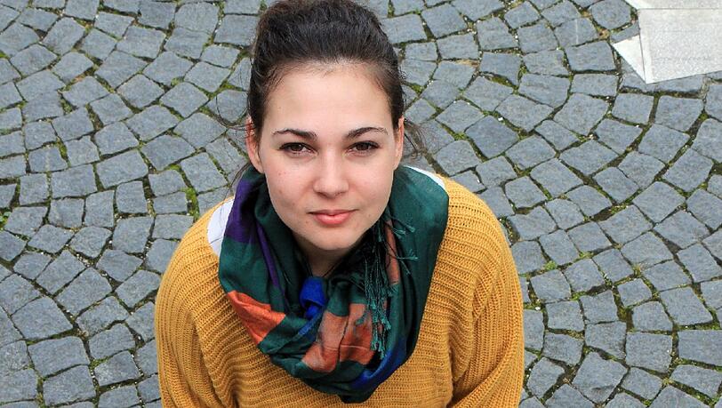 Sophia, 22, Vertreterin der Fachschaft Politik: „Wir in der Fachschaft haben entschieden, auf Stürzenberger aufmerksam zu machen, weil er den Menschen mit seiner Partei vorgaukelt, demokratische Werte zu vertreten. Das ist Schmarrn: Sein Standpunkt ist außerhalb der freiheitlich-demokratischen Grundordnung. Er sagt beispielsweise, der Islam sei keine Religion, sondern eine faschistische Ideologie. Das ist gegen die Religionsfreiheit. So hetzt er auch gegen viele Münchner Muslime, die friedlich mit uns leben.“ Sophia, 22, Vertreterin der Fachschaft Politik: „Wir in der Fachschaft haben entschieden, auf Stürzenberger aufmerksam zu machen, weil er den Menschen mit seiner Partei vorgaukelt, demokratische Werte zu vertreten. Das ist Schmarrn: Sein Standpunkt ist außerhalb der freiheitlich-demokratischen Grundordnung. Er sagt beispielsweise, der Islam sei keine Religion, sondern eine faschistische Ideologie. Das ist gegen die Religionsfreiheit. So hetzt er auch gegen viele Münchner Muslime, die friedlich mit uns leben.“