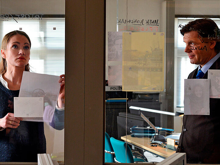 Julia Thiel (Lisa Maria Potthoff) und Dr. Brunner (Max Hopp) bei Ihren Ermittlungen