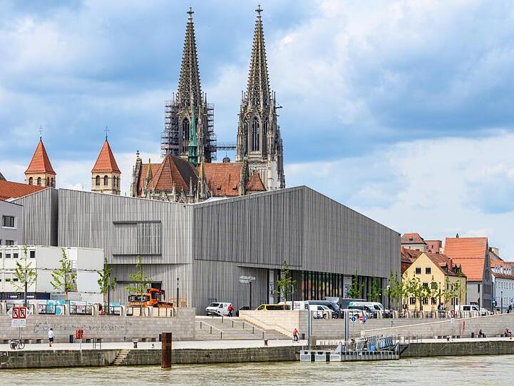 Das Museum des Hauses der Bayerischen Geschichte an der Donau, im Hintergrund der Dom St. Peter. Foto: Armin Weigel/dpa/Archivbild