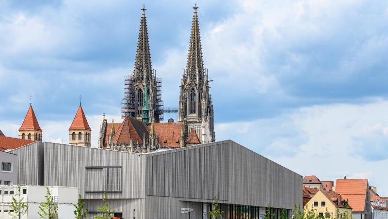 Das Museum des Hauses der Bayerischen Geschichte an der Donau, im Hintergrund der Dom St. Peter. Foto: Armin Weigel/dpa/Archivbild Das Museum des Hauses der Bayerischen Geschichte an der Donau, im Hintergrund der Dom St. Peter. Foto: Armin Weigel/dpa/Archivbild