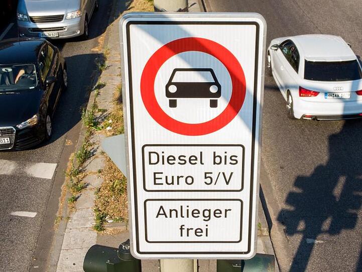 Fahrverbotsschild für Fahrzeuge mit Diesel-Motor bis Euro5 an der Max-Brauer-Allee in Hamburg.