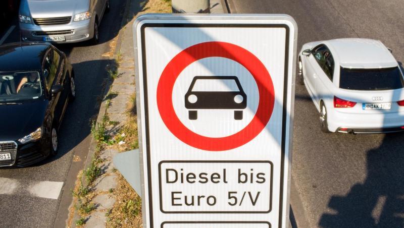Fahrverbotsschild für Fahrzeuge mit Diesel-Motor bis Euro5 an der Max-Brauer-Allee in Hamburg. Fahrverbotsschild für Fahrzeuge mit Diesel-Motor bis Euro5 an der Max-Brauer-Allee in Hamburg.