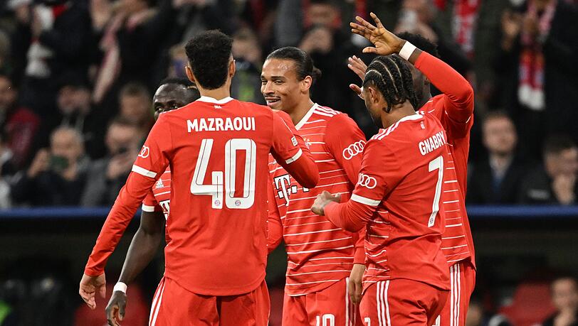 Bayerns Leroy Sane (M) feiert mit Sadio Mane (l-r), Noussair Mazraoui, Serge Gnabry und Alphonso Davies nach seinem Tor zum 1:0.