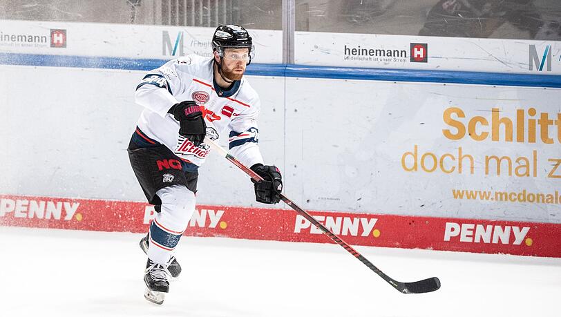 Dane Fox von Nürnberg spielt den Puck.