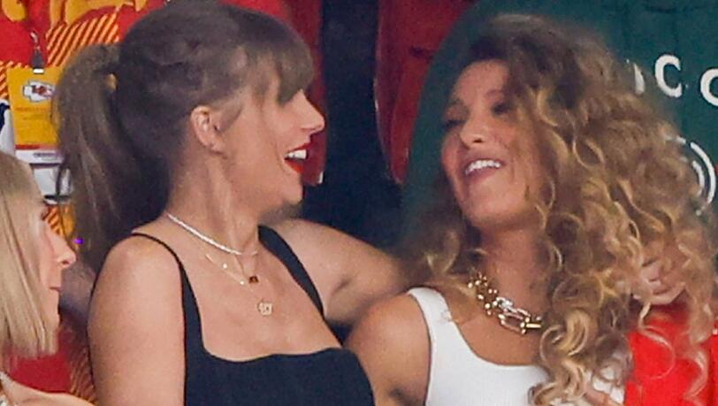 Taylor Swift fieberte mit Freundin Blake Lively in der VIP-Loge mit - und sorgte für süße modische Highlights.