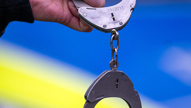 Polizisten nehmen einen mutmaßlichen Drogendealer fest. Mit einer falschen Urinprobe versucht der Mann, sich herauszumogeln. Er wurde festgenommen. Polizisten nehmen einen mutmaßlichen Drogendealer fest. Mit einer falschen Urinprobe versucht der Mann, sich herauszumogeln. Er wurde festgenommen.