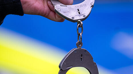 Polizisten nehmen einen mutmaßlichen Drogendealer fest. Mit einer falschen Urinprobe versucht der Mann, sich herauszumogeln. Er wurde festgenommen.