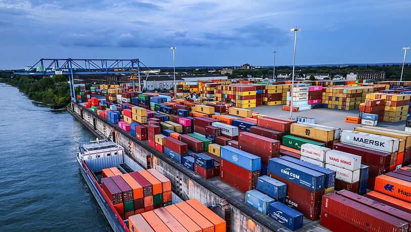 Containerumschlag im Duisburger Hafen: Die EU-Kommission halbiert die Wachstumsprognose f&uuml;r Deutschland wegen des Iran-Kriegs. (Archivbild)
