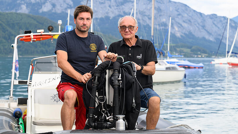 Manfred F&uuml;hrmann (r.) und Markus Sturm vor dem Abtauchen zum Wrack, um daran eine Bergeleine zu befestigen.