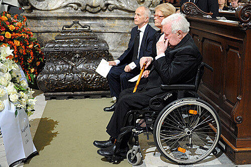 Helmut Schmidt trauernd am Sarg seiner Frau Loki