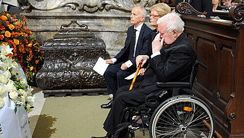 Helmut Schmidt trauernd am Sarg seiner Frau Loki Helmut Schmidt trauernd am Sarg seiner Frau Loki