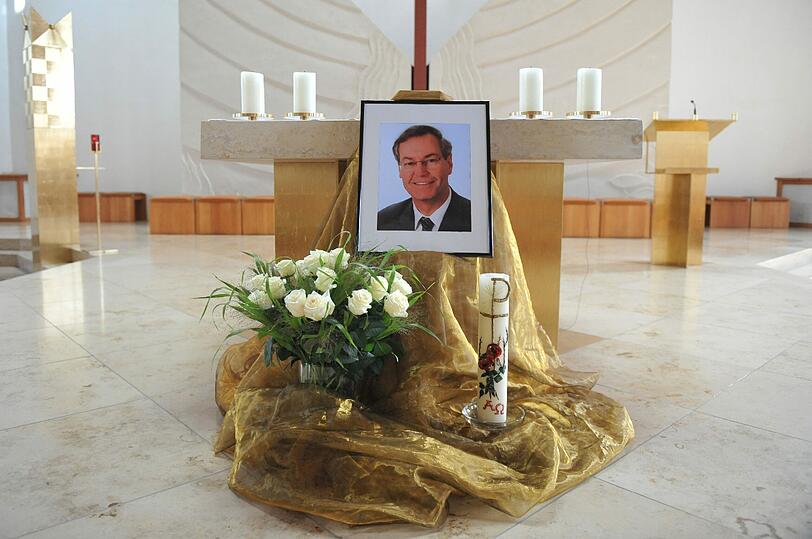 Porträtfoto des bei einem Autounfall Mitte August verstorbenen Heinz Wölfl in der Stadtpfarrkirche von Regen (Niederbayern).