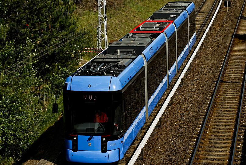 Die Variobahn bei ihrer Rekordfahrt: Der Lithium-Ionen-Akku (rot umrandet) ist auf dem Dach montiert. Züge dieser Baureihe sind auch in Nürnberg unterwegs.
