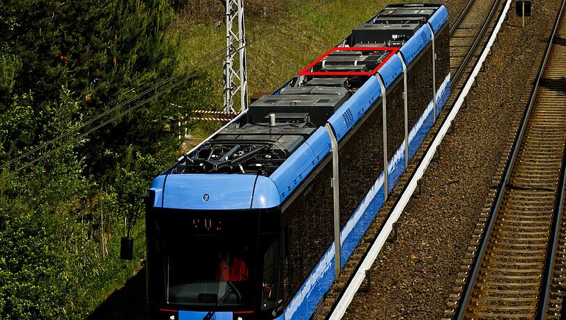 Die Variobahn bei ihrer Rekordfahrt: Der Lithium-Ionen-Akku (rot umrandet) ist auf dem Dach montiert. Züge dieser Baureihe sind auch in Nürnberg unterwegs. Die Variobahn bei ihrer Rekordfahrt: Der Lithium-Ionen-Akku (rot umrandet) ist auf dem Dach montiert. Züge dieser Baureihe sind auch in Nürnberg unterwegs.