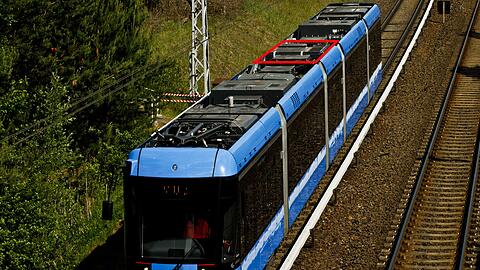 Die Variobahn bei ihrer Rekordfahrt: Der Lithium-Ionen-Akku (rot umrandet) ist auf dem Dach montiert. Züge dieser Baureihe sind auch in Nürnberg unterwegs.