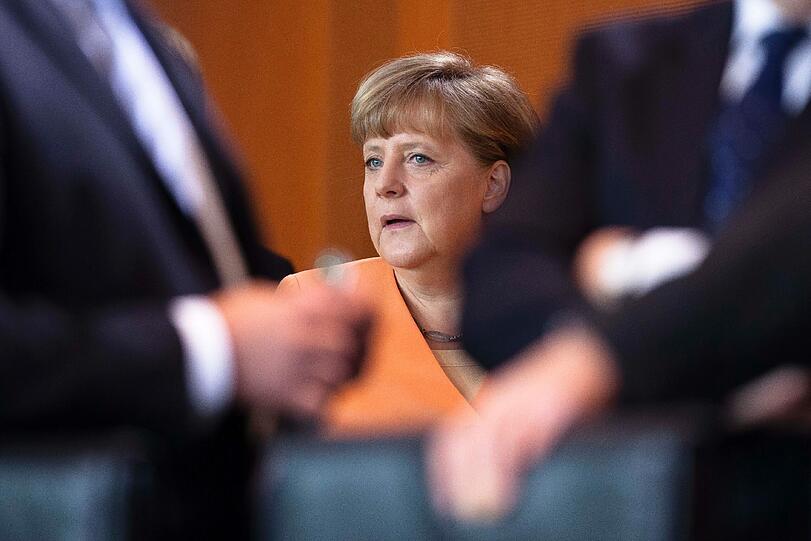 Hat da jemand morgens vor dem Kleiderschrank nicht nachgedacht: Am Mittwoch spielt Deutschland gegen Oranje - und die deutsche Bundeskanzlerin Angela Merkel trägt bei der Kabinettssitzung in Berlin Orange.