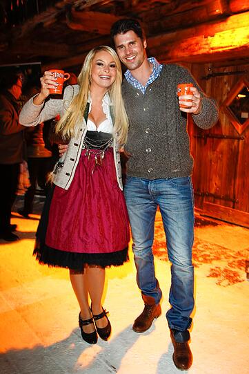 Thore Schölermann mit seiner Freundin Jana Julie Kilka beim Tiroler Abend im Dorfstadl in Kühtai.