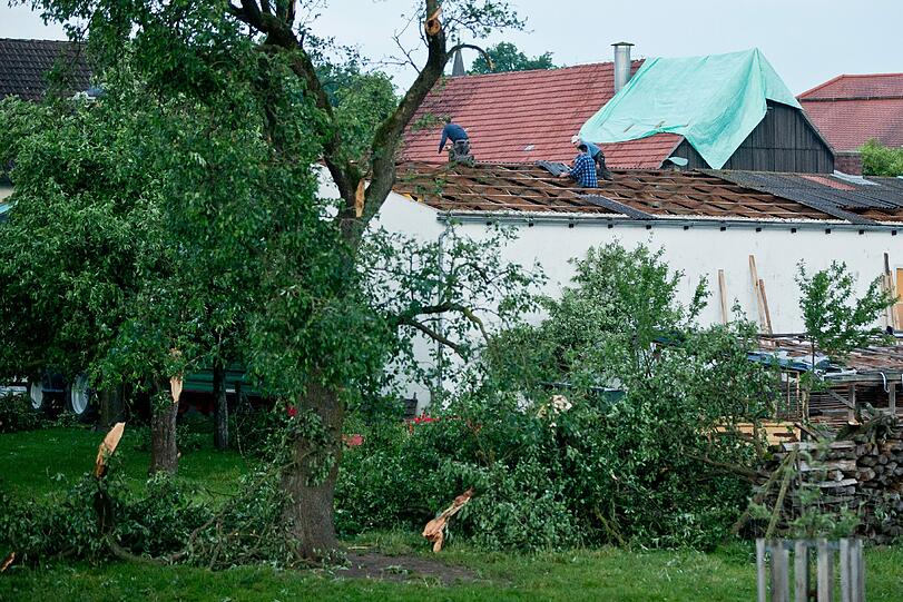 Am Samstag begannen in Freystadt die Aufräumarbeiten. Der Mini-Tornado beschädigte fast jedes Haus.