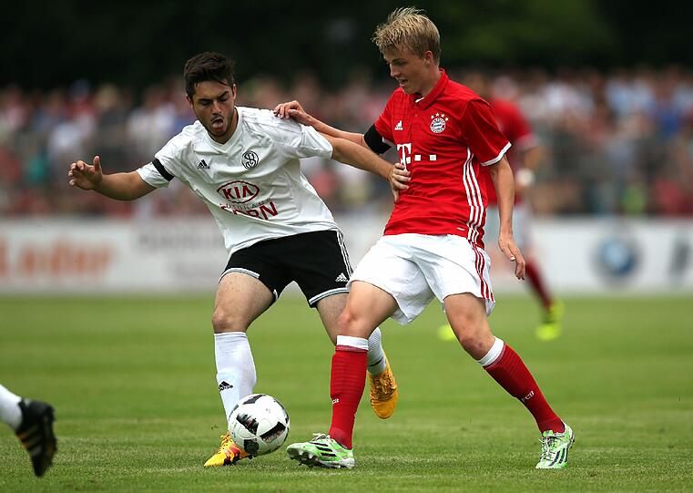 Souverän gewinnen die Bayern mit 3:0 in Landshut. Die Partie steht im Schatten des Amoklaufs von München. Sehen Sie hier die Bilder des Spiels.