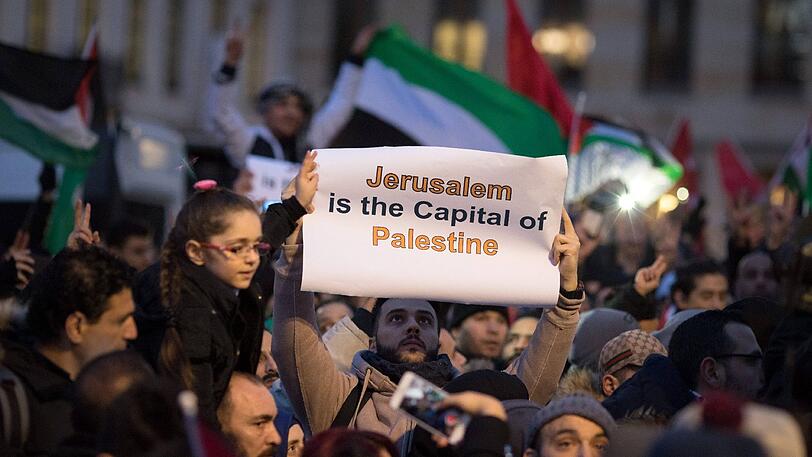 Pro-Palästinensische Demonstranten protestieren am Brandenburger Tor vor der US-amerikanischen Botschaft in Berlin gegen die Entscheidung der USA, die Stadt Jerusalem als Hauptstadt Israels anzuerkennen.