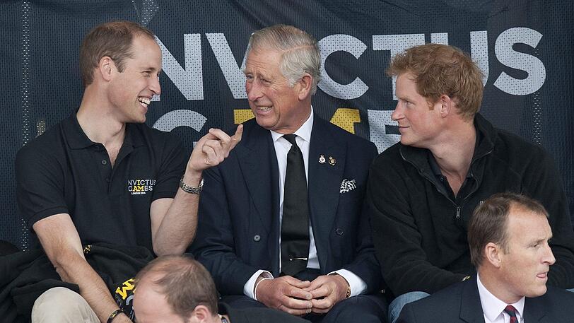 Prinz Charles (Mi.) mit seinen Söhnen William (li.) und Harry (re.) bei den Invictus Games 2014.