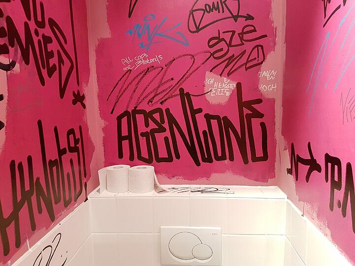 Auf der Toilette wird's pink.