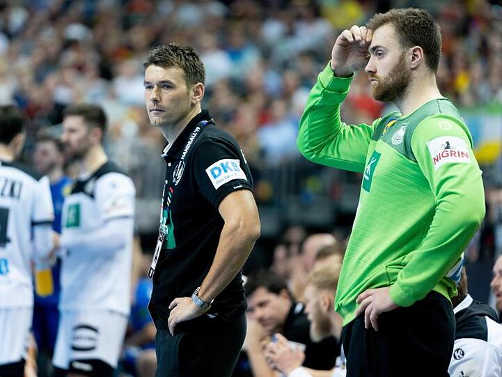 Deutschlands Trainer Christian Prokop (l) und Torhüter Andreas Wolff stehen nach Spielende frustriert am Spielfeld.