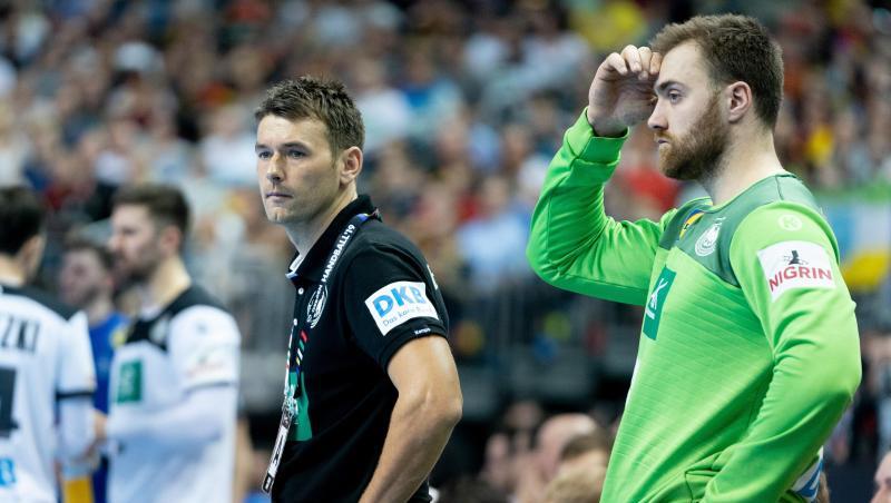 Deutschlands Trainer Christian Prokop (l) und Torhüter Andreas Wolff stehen nach Spielende frustriert am Spielfeld. Deutschlands Trainer Christian Prokop (l) und Torhüter Andreas Wolff stehen nach Spielende frustriert am Spielfeld.