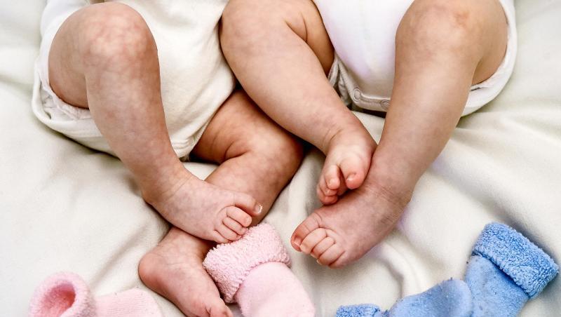 Rosa und blaue Söckchen für ein Mädchen und einen Jungen und die nackten Babybeine von Zwillingen. Foto: Patrick Pleul/dpa-Zentralbild/dpa/Archivbild Rosa und blaue Söckchen für ein Mädchen und einen Jungen und die nackten Babybeine von Zwillingen. Foto: Patrick Pleul/dpa-Zentralbild/dpa/Archivbild