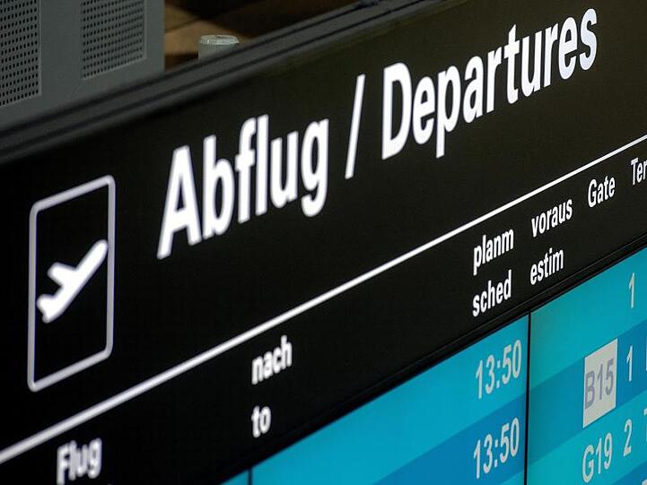 Eine Informationstafel im Münchener Flughafen. Foto: Stefan Puchner/Archiv