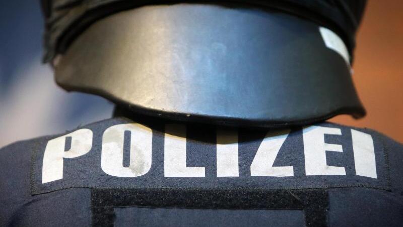Ein Polizeibeamter in Schutzkleidung.