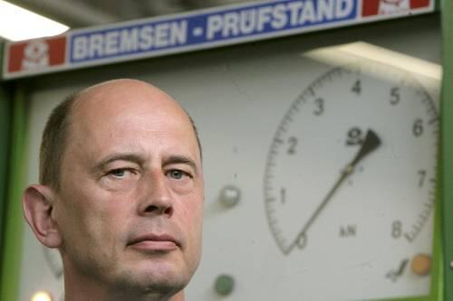 Ein Minister auf dem Prüfstand: Die Rücktrittsforderungen an Wolfgang Tiefensee werden lauter.