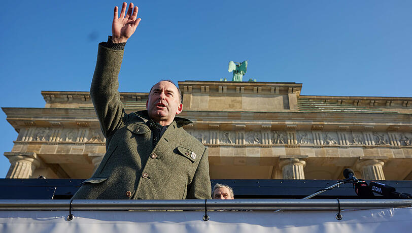 Der Wirtschaftsminister hält bei einer Protestveranstaltung von Lkw-Fahrern eine Rede vor dem Brandenburger Tor. Im kommenden Wahlkampf liegt sein Fokus vor allem auf dem Freistaat.