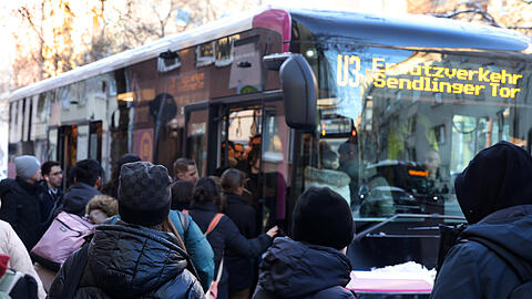 Im Bereich der Implerstraße wird saniert. Für die nächsten Wochen bringen pinke Ersatzbusse die Fahrgäste in die Arbeit. Der Andrang ist trotz des dichten Takts groß. An der Implerstraße sind die Busse meist schon gesteckt voll. Einige Münchner sind dennoch guter Dinge.