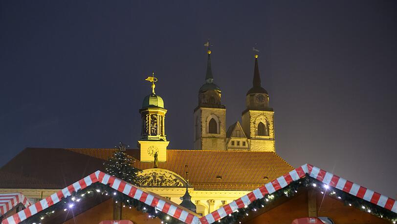 Schon seit Ende Oktober stehen die ersten Buden auf dem Alten Markt vor dem Magdeburger Rathaus.
