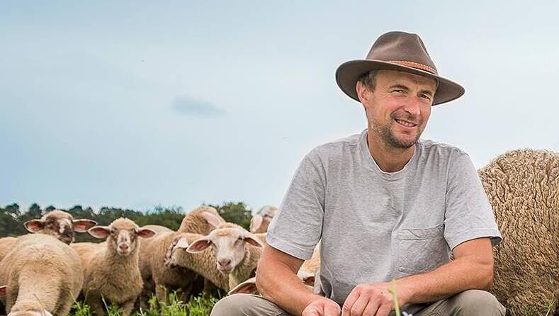 Sch&auml;fer Dieter Michler auf einer Wiese mit seinen Schafen. Einge von ihnen verirrten sich in den Penny-Markt.