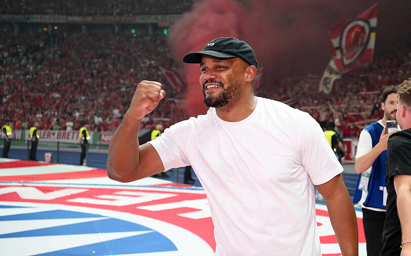 Bayern-Coach Vincent Kompany zeigt die Siegerfaust. Bayern-Coach Vincent Kompany zeigt die Siegerfaust.