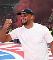 Bayern-Coach Vincent Kompany zeigt die Siegerfaust. Bayern-Coach Vincent Kompany zeigt die Siegerfaust.